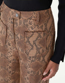 CALÇA RETA COBRA PU - CARAMELO