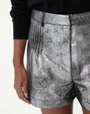 SHORTS COM PREGAS METALIZADO - PRATA