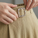 [Leve 6, Pague Só 3] Short Lunara Feminino em Crepe Seda Gelo, Rayon e Elastano de Cintura Alta com Fivela de Strass