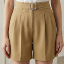 [Leve 6, Pague Só 3] Short Lunara Feminino em Crepe Seda Gelo, Rayon e Elastano de Cintura Alta com Fivela de Strass