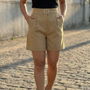 [Leve 6, Pague Só 3] Short Lunara Feminino em Crepe Seda Gelo, Rayon e Elastano de Cintura Alta com Fivela de Strass